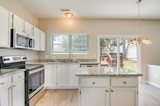 Building Photo - 3003 Riverbrooke Dr