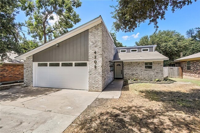 Building Photo - 4209 Woodcrest Dr