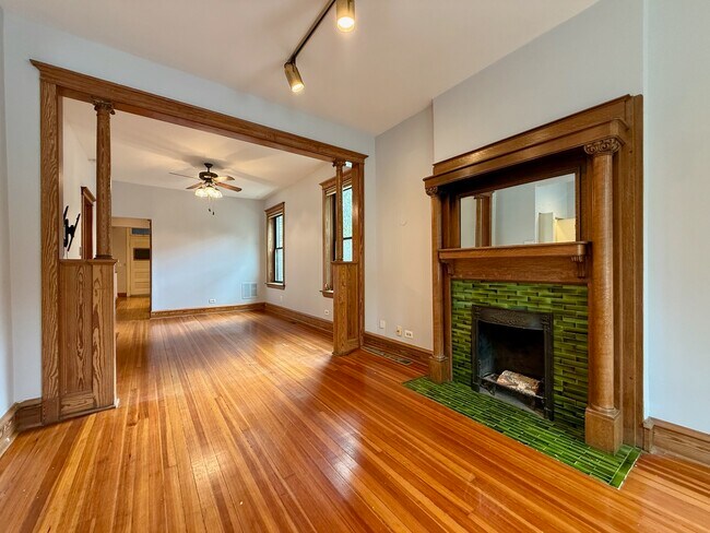 Building Photo - 1901 N Hoyne Ave