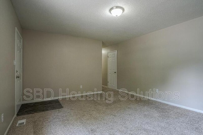 Building Photo - 15 Brooks Ct