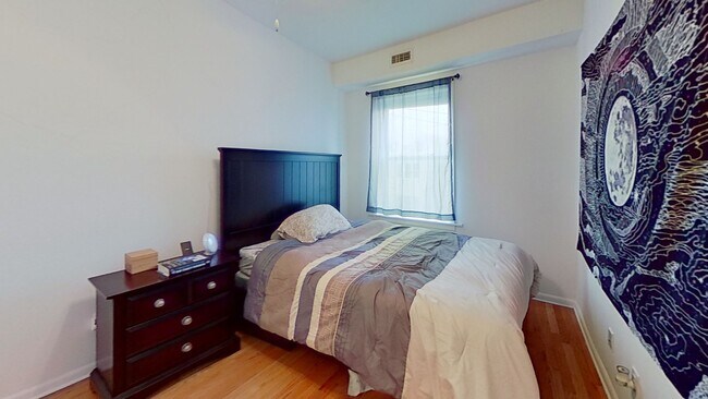 Foto del edificio - 1335 W Addison St