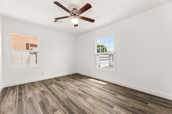 Foto del edificio - 7637 Radford Ave