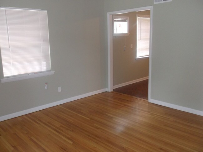 Building Photo - 869 Bramblewood Ln