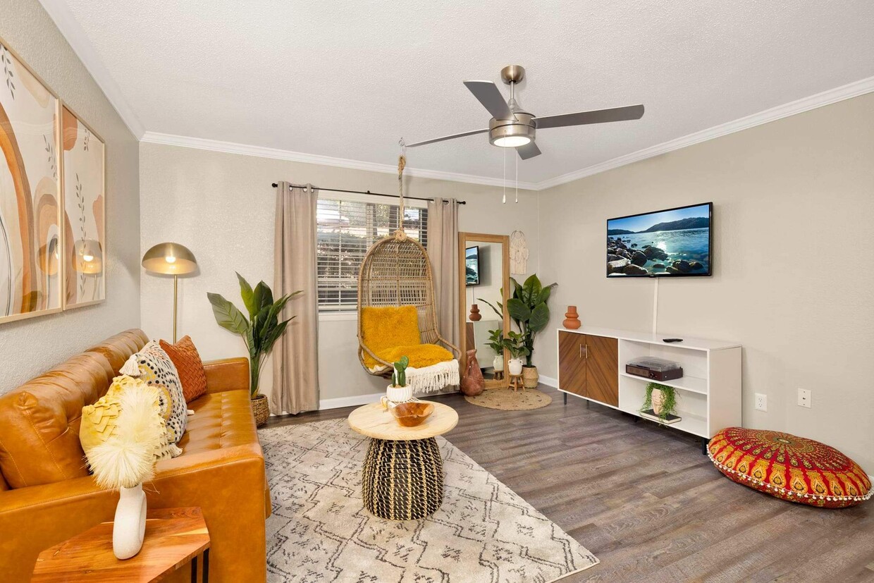 Living area - 1613 Hampton Park Dr