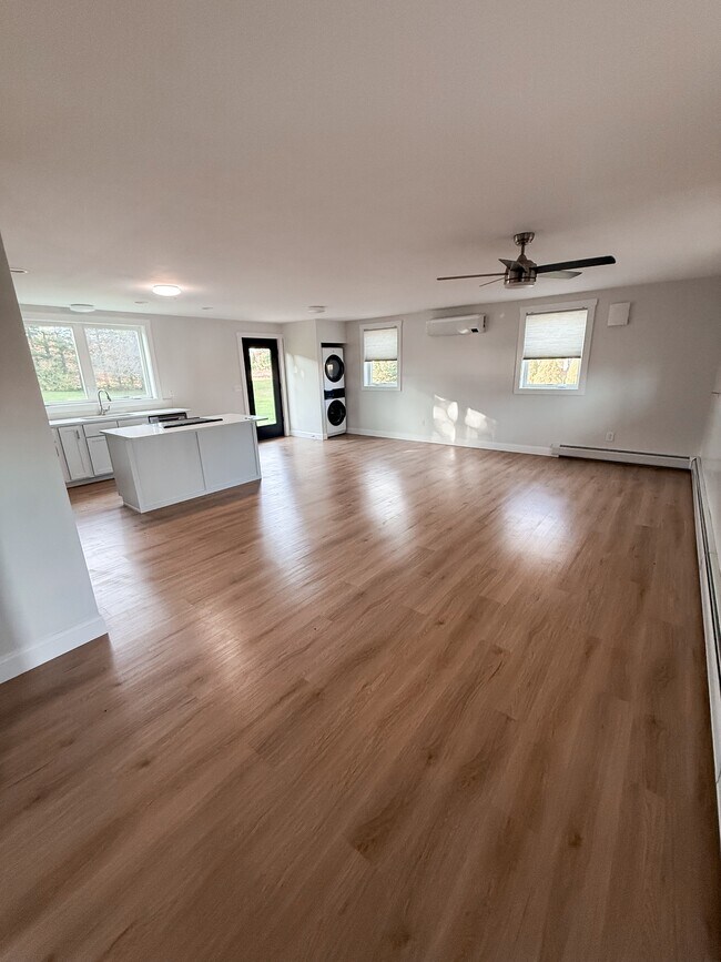 Building Photo - 959 W River Rd