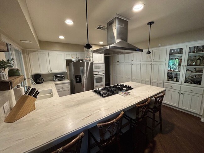 Foto del edificio - Stockdale Country Club 3 Bedroom Home with Paid Solar, Sunroom, RV Parking, and Ample Storage