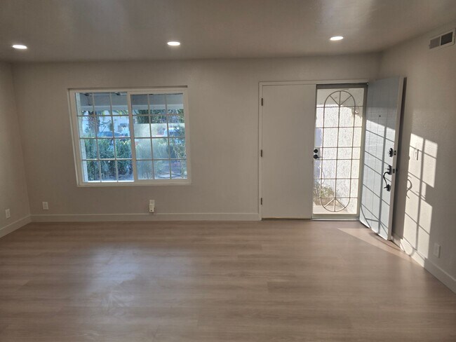 Foto del edificio - Two-bedroom house in Mira Mesa WITH SOLAR!