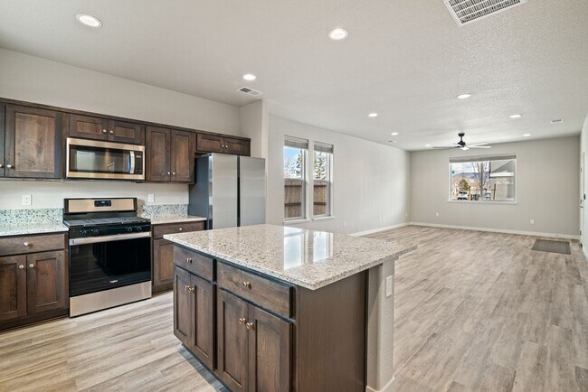 Foto del edificio - $2750 ---- Brand New 4 Bedrooms with 2 1/2...
