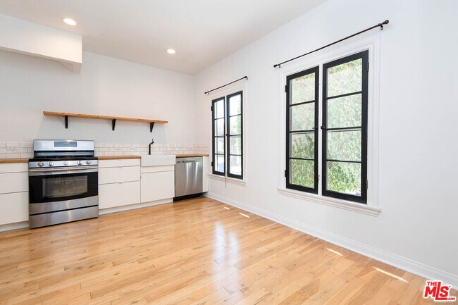 Foto del edificio - 1085 Cloverdale Ave