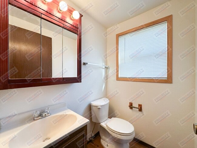 Building Photo - 802 Greenway Dr