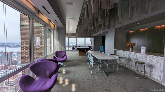 Foto del edificio - 322 W 57th St