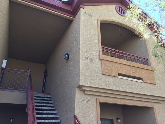 Foto del edificio - COZY GATED CONDO NEAR THE 95!