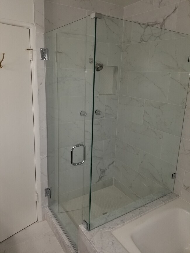 Ducha del baño frontal - 6012 S Kings Rd