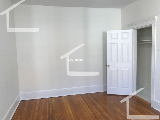Building Photo - Spacious 1 Bed Seconds From The Green Line