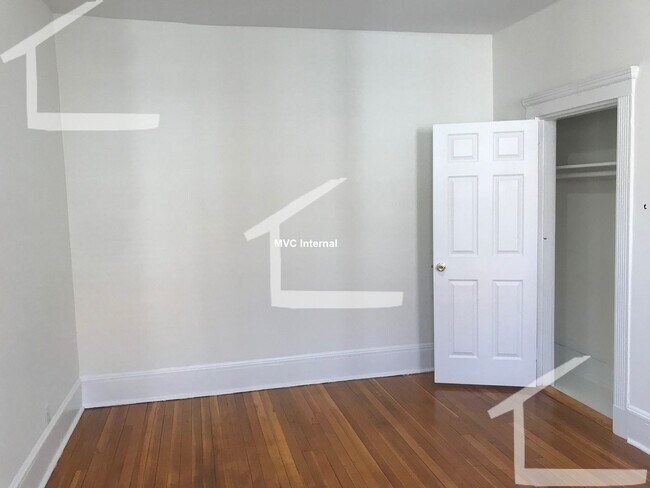 Foto del edificio - Spacious 1 Bed Seconds From The Green Line