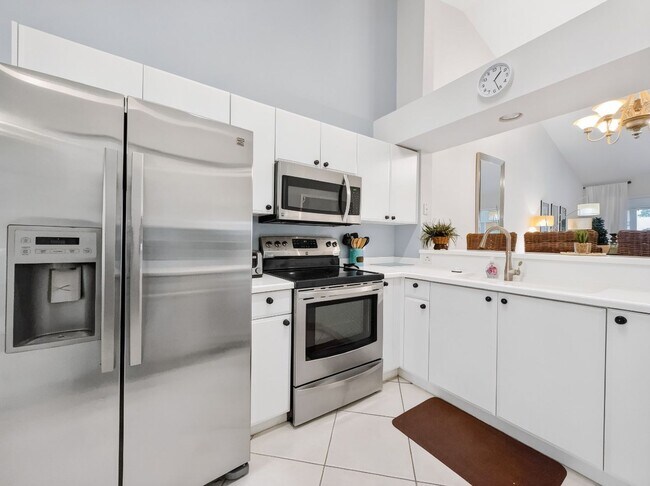 Foto del edificio - 2-bedroom + den condo in Lely Resort!