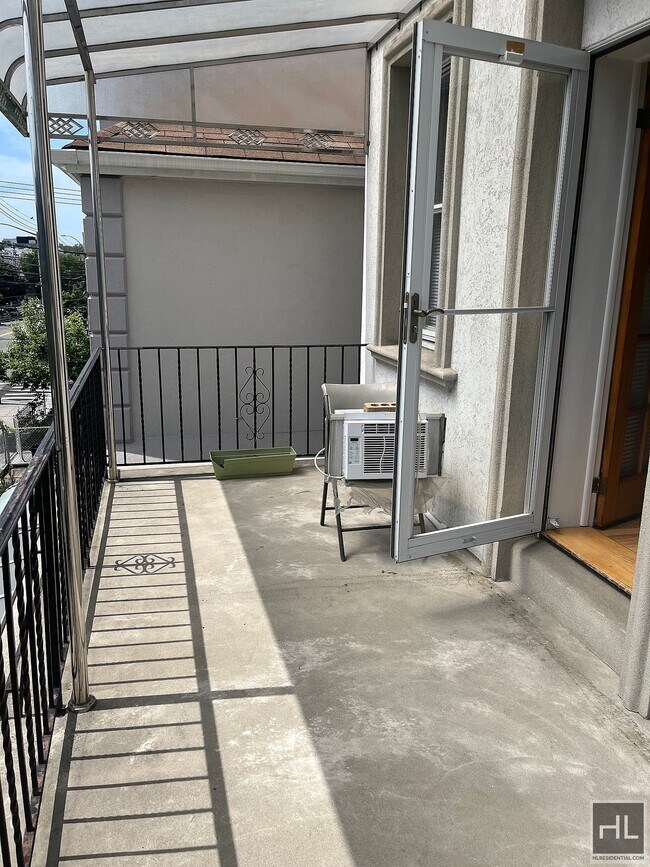 Foto del edificio - Spacious Two Bedroom with Balcony in Astor...