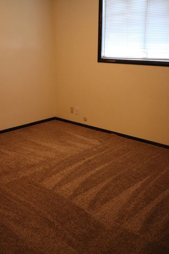 Building Photo - Duplex in CDA
