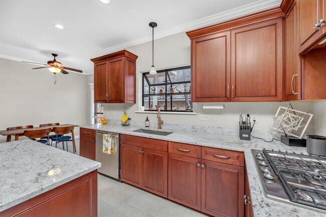 Foto del edificio - 927 Blue Spring Cir