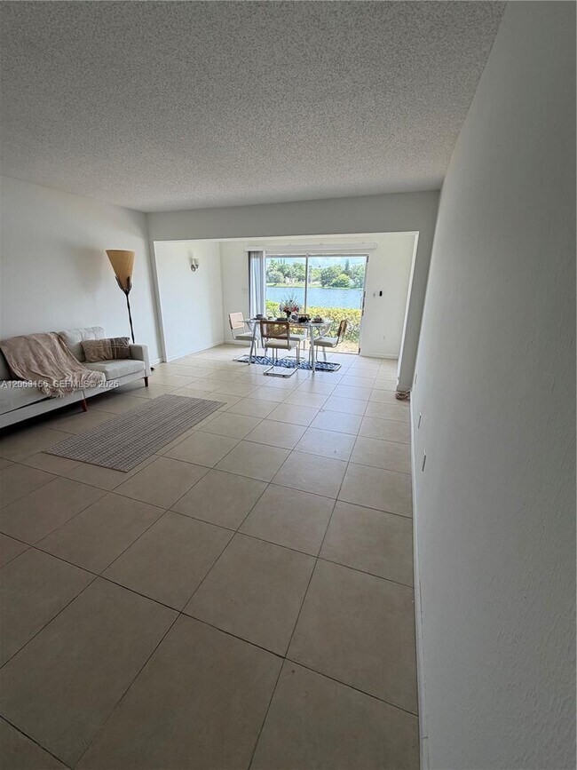 Foto del edificio - 873 NE 195th St