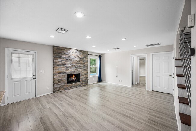 Building Photo - 9735 Philmont Dr