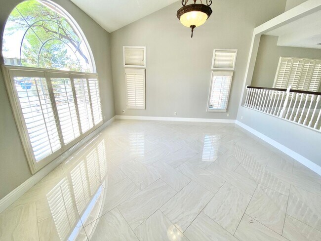 Building Photo - BEAUITFUL GATED PROPERTY 6 BEDROOMS/3 FULL...