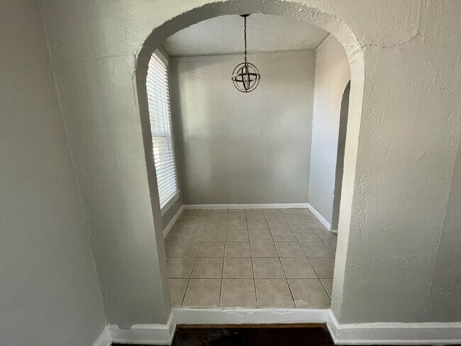 Building Photo - Quaint and Cute 1 bedroom with tons of nat...