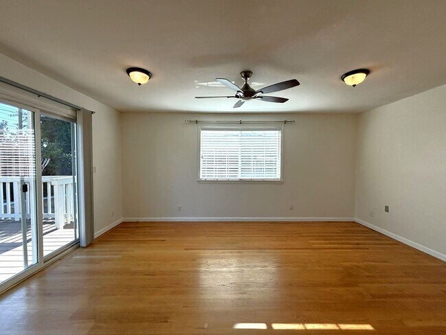Building Photo - Gorgeous 3 Bedroom 3 bath with office spac...