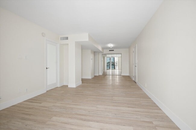 Building Photo - 511 Bayshore Dr