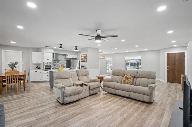 Foto del edificio - 811 Salem Ln