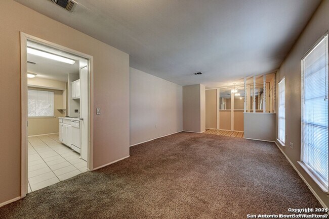 Building Photo - Charming Home Awaits: Spacious & Modern Living in a Prime Location