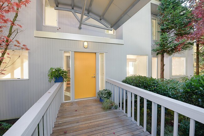 Building Photo - Beautiful  Waterfront 5 Bed 3.5 Bath  Home...