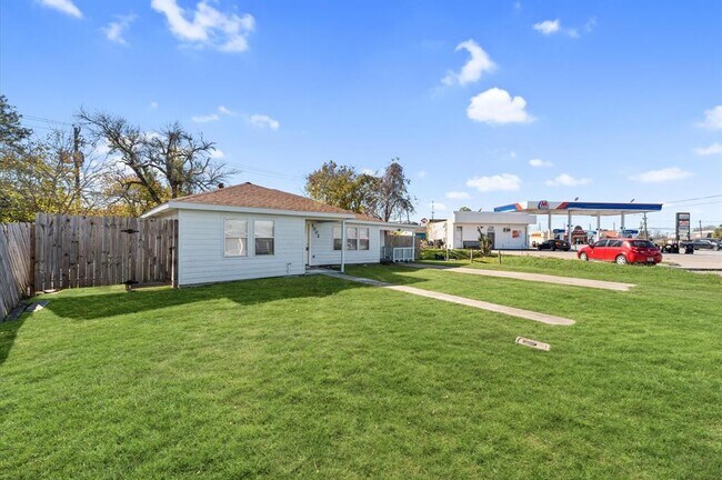 Building Photo - 1002 Sally Anne Dr