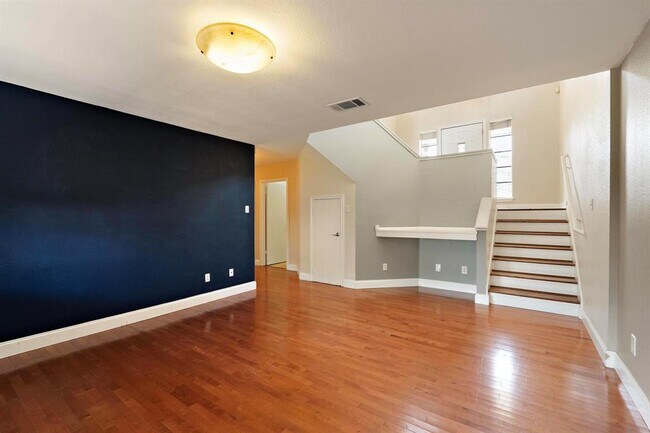 Foto del edificio - 1806 Rosenborough Ln N