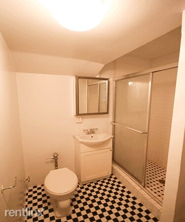 Foto del edificio - 3 br, 1 bath Apartment - 230 E 12th St