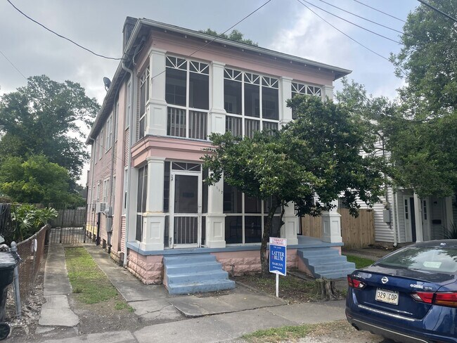 Building Photo - 2117 Dante St