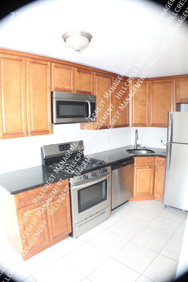 Building Photo - 730 Crescent Dr