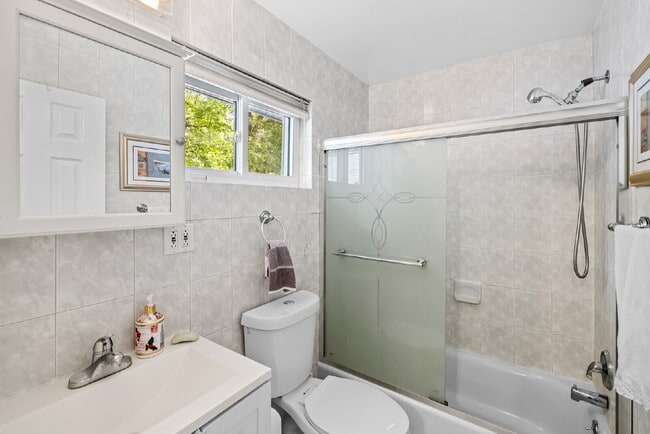 Building Photo - Gorgeous Central Single Family in Heart of Rockville
