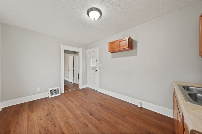 Building Photo - Newly Renovated 3bd/2 bath in Central Lora...