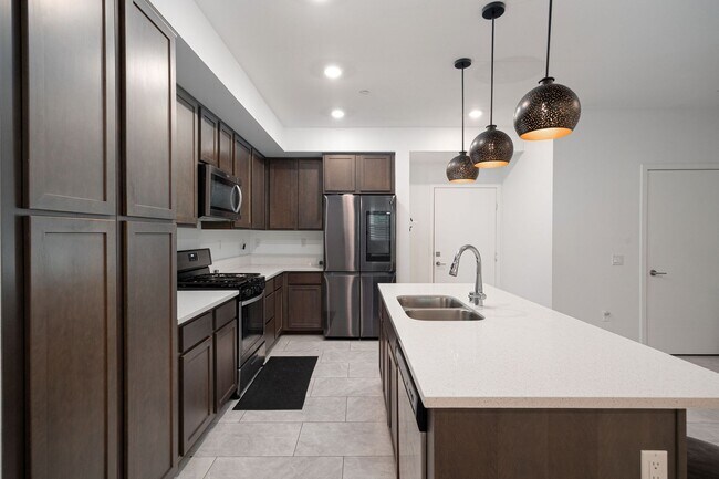 Foto del edificio - Perfectly located 4-bedroom townhouse in c...