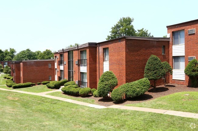 Building - Forest Park Apartments