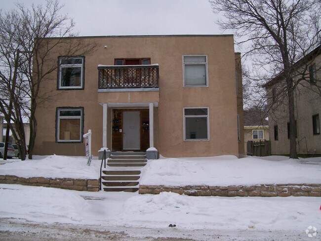 Building Photo - 912 E 25th St