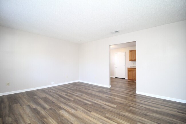 Building Photo - Available 8/28 – Updated Gulf Breeze 3BR w...