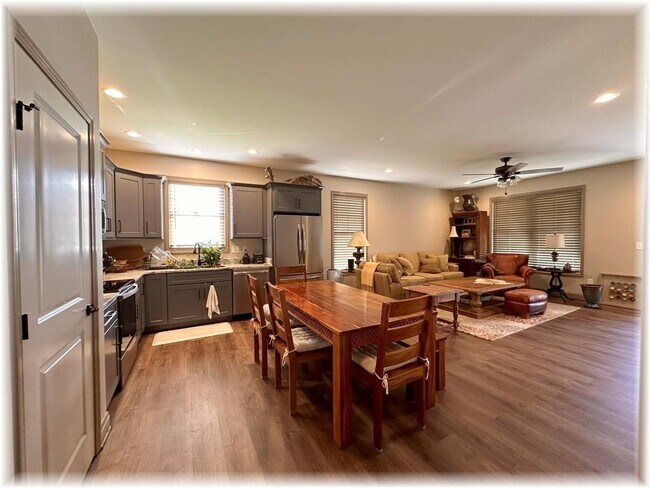 Foto del edificio - 304 Cottage Hl Ct