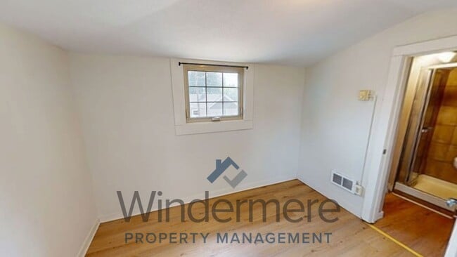 Building Photo - 114 N Touchet St