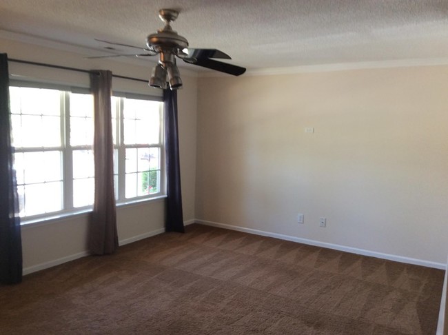 Building Photo - 6049 Leek Ct
