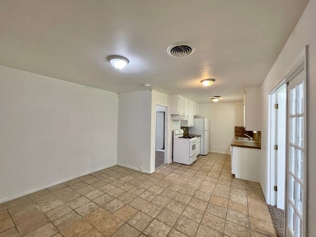 Building Photo - Viewable Now!  Small Dogs Accepted!