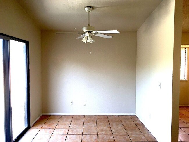 Foto del edificio - 1153 E Avenue J6