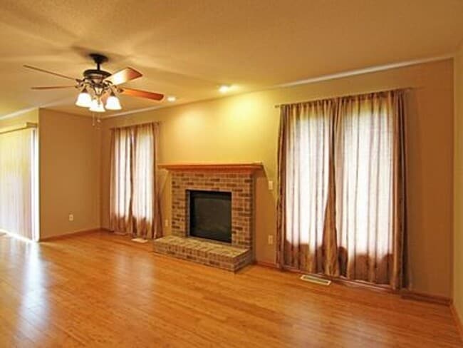 Foto del edificio - Great NE location -  4 bedroom 2.5 bath with attached 2 stall garage. Close to shopping & restaur...