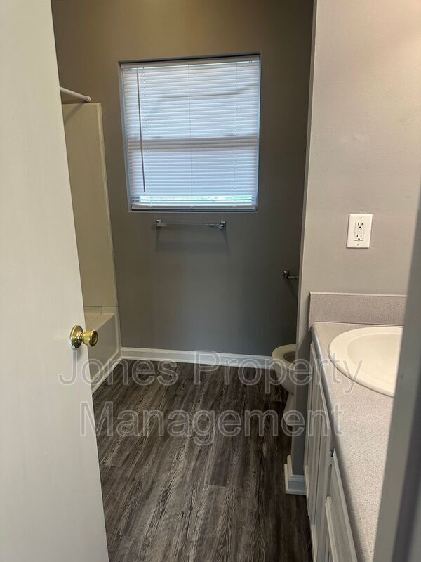 Building Photo - 305 M Country Club Drive NE